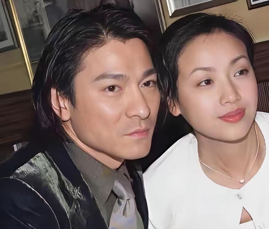 2004年的巡演现场，几万人挤得满满当当，刘德华突然按下伴奏暂停键，把坐在观众席的吴倩莲直接请到舞台中心。
聚光灯全打在两人身上，他单膝屈膝，当着全场粉丝的面直白说出想娶她的心意，台下瞬间炸成一片，所有人都在喊“答应他”。
可吴倩莲没有半分犹豫，当场笑着婉拒，坦言自己早有了心仪的对象，两人做朋友才最