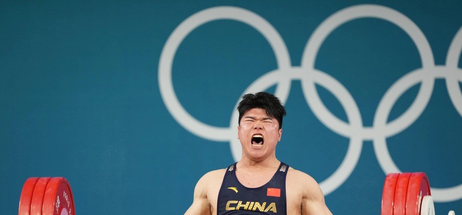 国际举联出新规：破世界纪录可为本队多挣1个奥运名额，但参赛须2013年前出生并随时接受药检
2026年名古屋亚运会男子110公斤级赛场上，刘焕华拖着拉伤的腿，挺举第三把挑战226公斤，三盏红灯亮起。他最终以405公斤拼下一枚铜牌，赛后右腿缠满冰袋。而这场比赛的冠军，是乌兹别克斯坦选手朱拉耶夫，他以抓