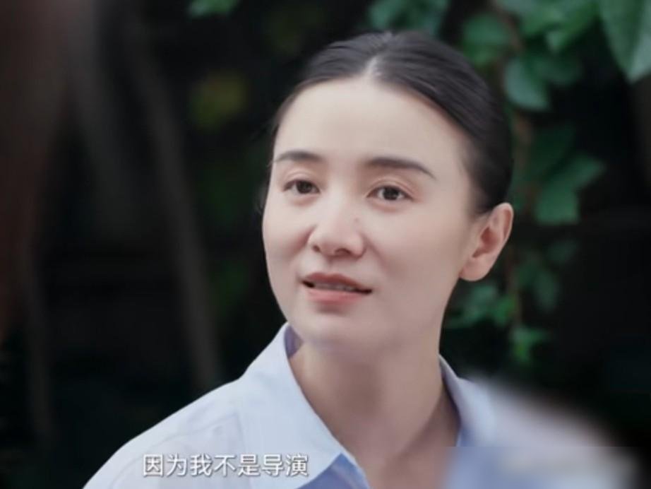 刚拿完飞天奖，宋佳转头就说自己是导演的“道具”，不提反对意见。
这话搁别人嘴里像卖惨，搁她嘴里，是真敢说。凭张桂梅一个角色，白玉兰、金鹰、飞天全拿了，大满贯头一份。换别人早飘了，她杀青第二天就进新组。
记者问她跟导演掰扯过戏没，她直接摇头：演员就是导演手里的材料，我负责把自己交出去。拿了视后还这