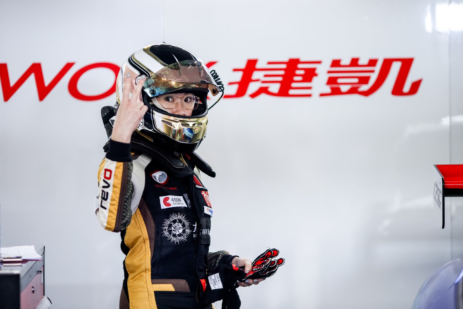 七年十六冠，不是天上掉下来的

2026赛季 TCR 中国锦标赛绍兴收官战，领克捷凯把年度车队冠军、年度车型冠军和车手积分榜前三一起收了。
朱戴维、张志强、王日昇包揽前三，完成“七年十六冠”，冠军真的是拿到手软了。
现场8台领克赛车同场跑，有厂队、俱乐部车队、媒体车队，这是国产赛车最辉煌的一幕了吧？
今年是领克品牌成立十周年，也是车手朱戴维的年度车手十连冠，双喜临门。
无论是七年十六冠，还是车手十冠王，都不是天上掉下来的。从搭建车手培养体系、不断拓展赛事版图到自主研发量产TCR赛车，收获的所有奖杯都来源于领克这些年在汽车运动领域一点点积累起来的经验，都是真枪实战得来的。
所以领克03+TCR在国内夺冠，完全是意料之中，但赛车的舞台可不止于国内，领克03+TCR赛车还正式开启海外销售，一辆能够通过WSC认证，能交付到全球客户车队手里的国产赛车！这跟家用车出口可不是一个概念，在传统品牌已经站稳脚跟的赛车领域，终于也有国产品牌的一席之地了。
赛场永远是汽车最严峻的考场，敢上场、敢比赛、能...