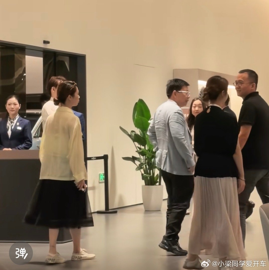 #余承东上海交付新车#中国的精英层真的不注重衣着打扮，余总这衣服从哪里掏出来的[疑问] ​