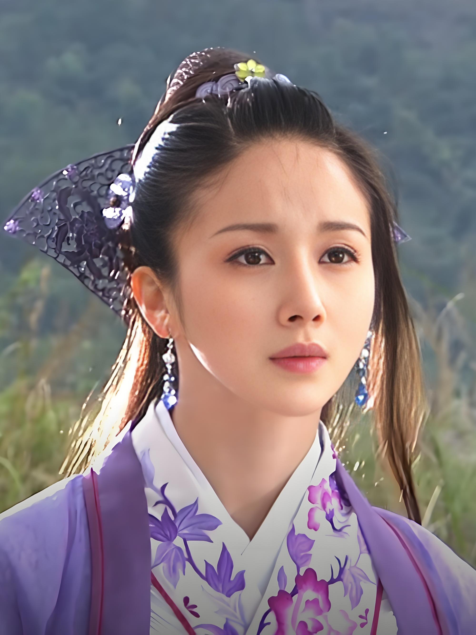 还有人记得《碧血剑》中孙菲菲饰演的阿九吗？小时候看这部剧，不太喜欢黄圣依的温青青，喜欢阿九更多一些，阿九出身皇族，有一种高贵气质，她的每一套服饰都很漂亮。可惜阿九命途多舛，与男主袁承志也是有缘无份！阿九 孙菲菲 碧血剑