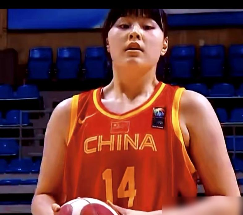 都在骂女篮后卫是灾难，真相却太打脸。
9月10号惨淡出局，网上全炸了。球迷指名道姓骂废柴，吵着赶紧清退那些失误的老将，把张子宇火速推上神坛。
可宫鲁鸣早交了底，一上高强度直接露馅。李月汝不在，内线被生吞，19岁的张子宇撞上顶级包夹，连球都拿不稳。
最揪心的是王思雨，右脚踝韧带撕裂，硬吞着止痛药