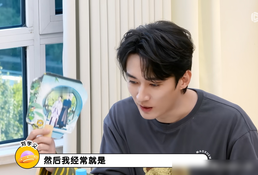 刘学义一张嘴，吴谨言红温了。
贵州拍戏，油泼面里全是蒜，吴谨言嘴里还塞着话梅。刘学义说那味儿，直冲天灵盖，当场给她整不会了。
关键这姐私下穿搭更抽象，刘学义原话：天天挑战时尚底线。镜头前是精致女明星，镜头外穿得像个行为艺术。
离了妆造团队，真实审美全露馅。所以别信什么天生衣品，那都是钱堆出来的