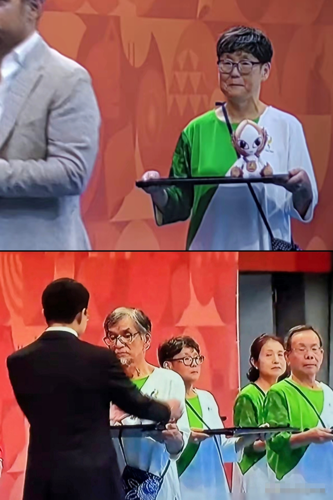 名古屋亚运会颁奖台，端奖牌的是头发全白的大爷大妈。手还微微抖。
年轻冠军低头接金牌，身后站一排深色西装的老人，像公司年会请了退休返聘的司仪。拍出来的同框，比任何人口数据都狠。
这批礼仪人员，官方叫ONE ASIA CREW。报名不设年龄上限，最大91岁。原计划招4万志愿者，最后到岗约1万。没人来