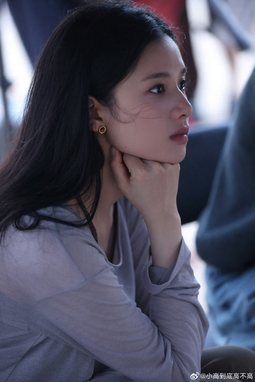 #张婧仪[超话]#  柔光灯落在你发梢的瞬间，被照亮的人其实是屏幕前的我#张婧仪代言比亚迪秦max# ​