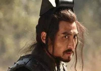 黑哥读《资治通鉴·纪汉三》：大恩有时是大仇！

季布为项羽部将，楚汉争霸时曾多次围困追杀刘邦。
大汉开国后，刘邦悬赏千斤追捕季布，并宣布：敢有隐匿者，罪及三族！
季布走投无路，躲进了濮阳周姓人家的暗室。
周家人看着眼前这位曾经叱咤疆场的将军，压着声音说：“朝廷的搜捕队挨家挨户盘查，最多再有半日就到我