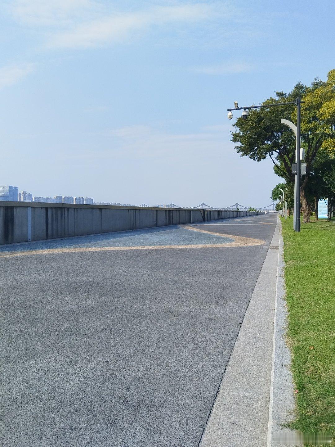 今日乙未未土是花园。恰巧来钱江世纪公园了！以前看见这么好的路，我想到的是这可以晒好多麦子啊现在看到会想，赤脚走在上面应该不错  ​​​