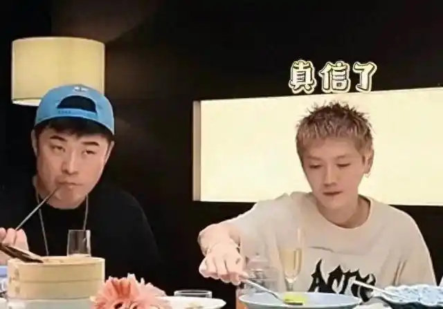 鹿晗剪超短亚麻发戴耳环变酷boy，陈赫牵张子萱带俩娃和丈母娘，两家人围一桌，跑男兄弟处成亲戚了，真暖心 ​