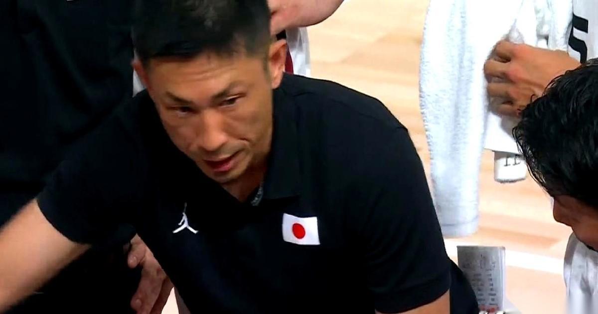 亚运会男篮半决赛的记分牌定格后，一段赛后采访迅速传开。
日本男篮代理主帅吉本泰辅面对镜头，毫不客气地甩出了一句评价：“很显然，对手并没有想象中的那样强。”
这十几个字，直接把全主力出战的中国男篮，死死钉在了尴尬的墙上。
赛前的剧本根本不是这么写的。一边是中国队大批主力坐镇，另一边却是号称以“二队”阵