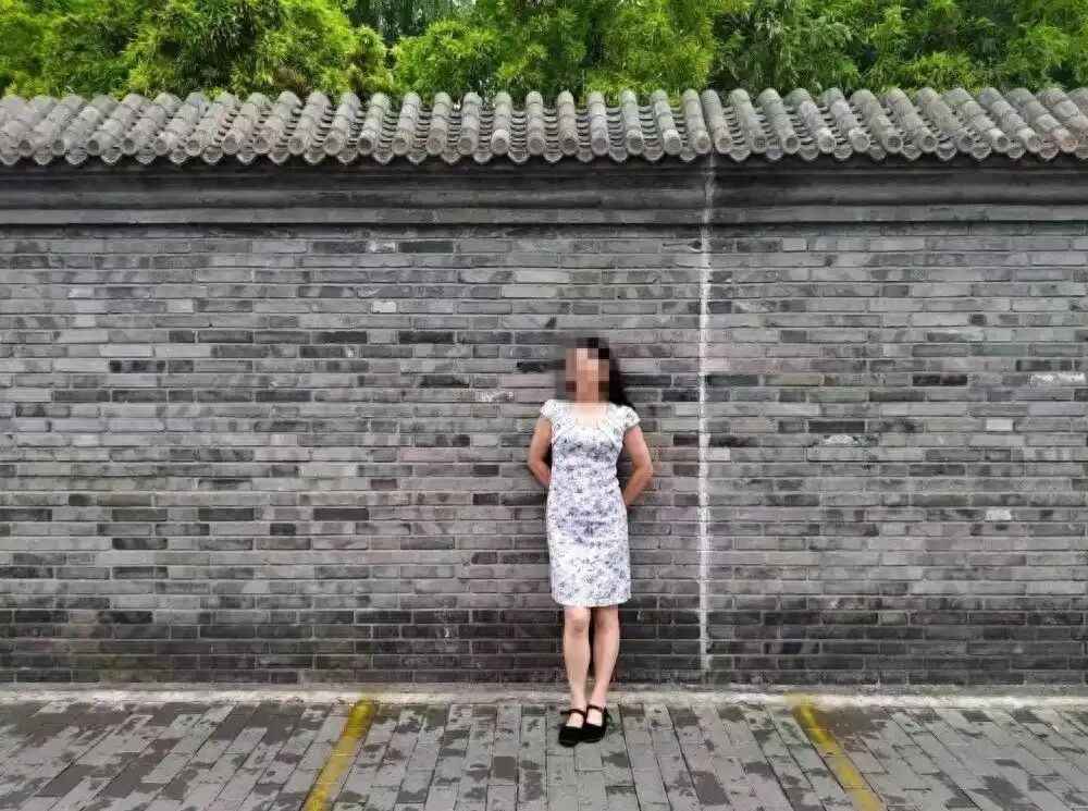 绝不接受70万私了！陕西女教师被拖行5.9公里，家属苦熬两年，罪名直接改成故意杀人！

2024年4月29号晚上，陕西，49岁的薛老师下班走路回家，谁都想不到，这短短一段回家的路，会变成一场灭顶之灾。

她先是被第一辆车撞倒在路面，司机停下车子报警，可就在这短短几秒，后面冲过来一辆小轿车，车上坐着5