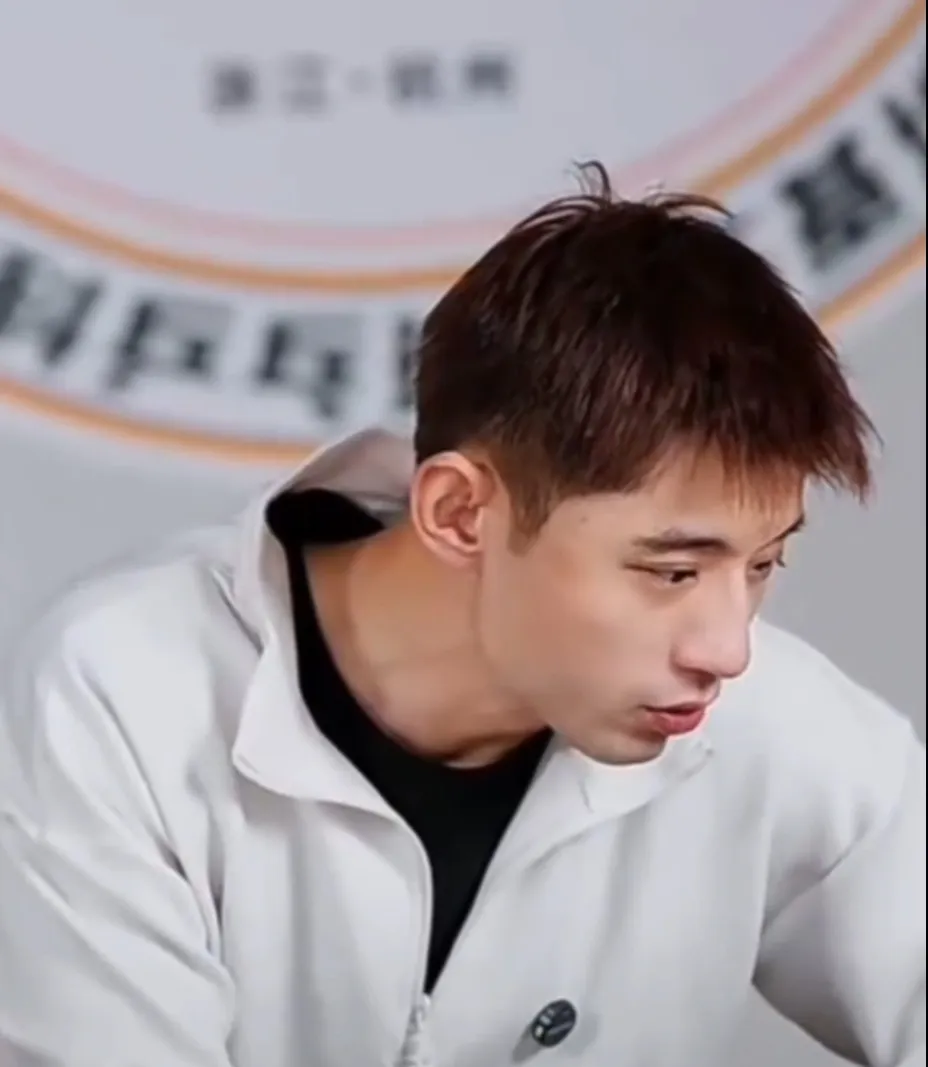 张继科直播中坦言，我现在太舒服了，太自由了。可能活了三十多年最舒服最自由最快乐的时候就是这两年。太快乐了，我现在打乒乓球太快乐了。我觉得竞技体育就应该这样。
张继科所说的现在的感受是可以理解的。竞技体育，只有在功成身退之后才能感受到这份舒服自由和快乐。哪一个现役队员不是在竞争中紧张着焦虑着，说享受比