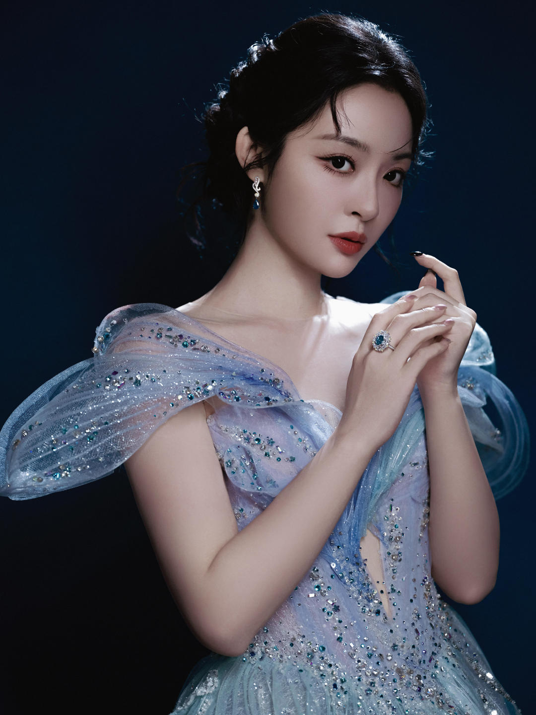 #李莎旻子胡歌十年后再同框# 原来一眨眼十年时间都过去了，从一年级新生到现在，李莎旻子也在成为更好的自己 ​