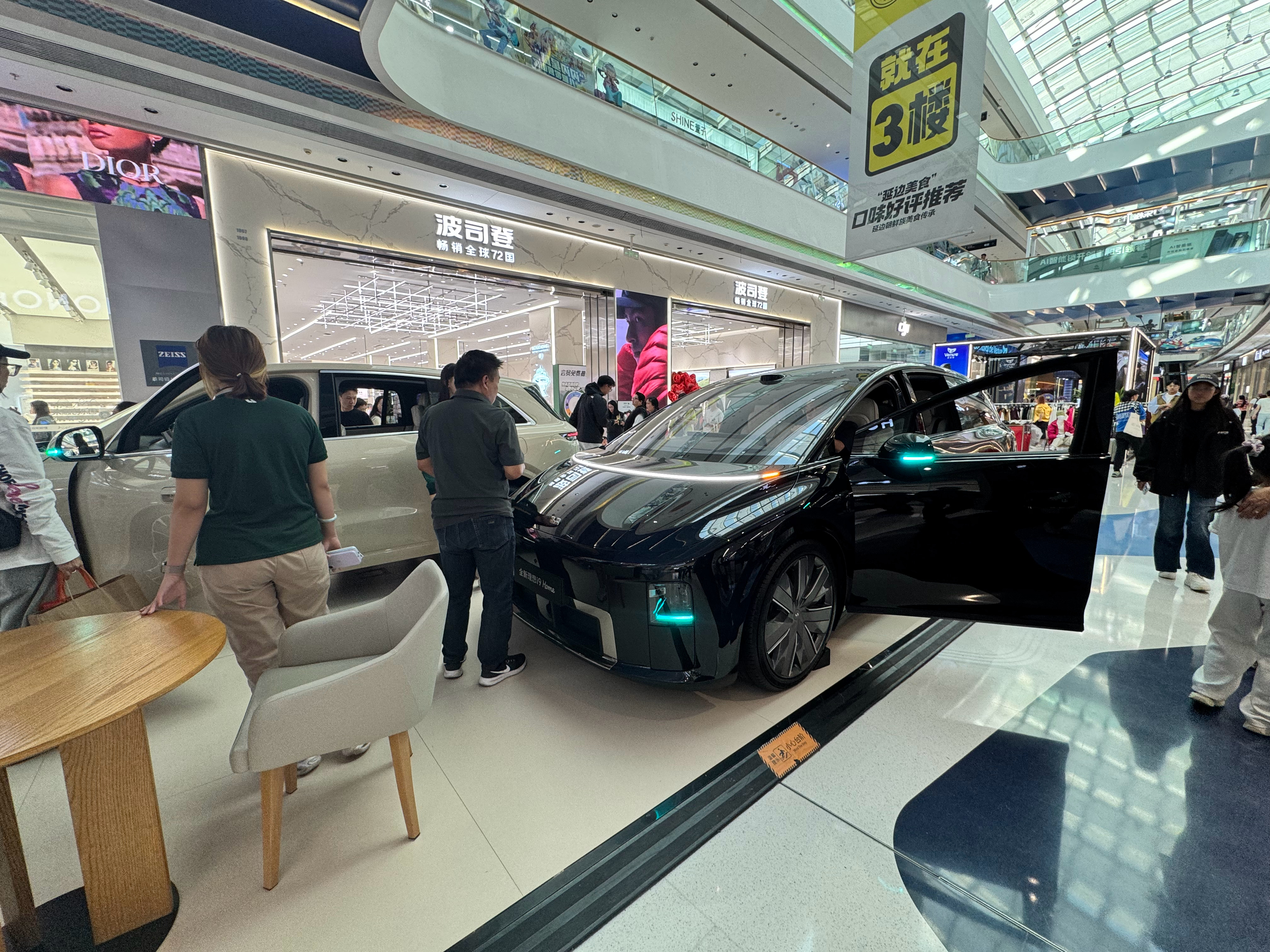 假期跟朋友出来逛商场，路过理想展台的时候发现人是真多，基本都围着理想i9在看，车里也一直有人排着体验。

线下一眼就能看出这个车好不好，网上一款车参数吹得再厉害，都不如消费者愿意停下来看看、坐进去试试真实。尤其是假期商场这种地方，很多都是一家人出来逛，i9这种大车本来就是冲着家庭用户去 ​