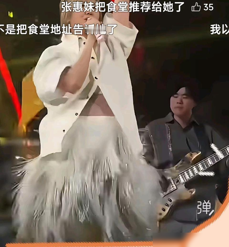 孙燕姿演唱会发福上热搜，评论区居然全是祝福？
放在前几年，中年女艺人发福绝对是铺天盖地的骂。蔡依林、王心凌都曾经因为胖几斤被骂上热搜。
这次孙燕姿被调侃海胆成精，没人骂她不自律，反而把这叫做幸福肥。
那英开演唱会没人聊脸，只夸全开麦实力硬；大众既夸麦当娜冻龄，也接受孙燕姿的松弛。
观众终于醒