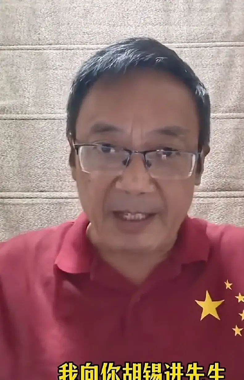 汤家凤被胡锡进骂“蠢货”

心有不甘

公开辩论的邀请来了。

看着很硬气，真到了台上，谁输谁赢，可能没那么重要。镜头在，话题在，流量也在。一个人赢了观点，另一个人赢了关注，台下的普通人呢，抱着手机看半天，最后还是得回到孩子的作业、房贷，还有下个月的生活费。

最容易被带偏的，就是把教育问题，变成两