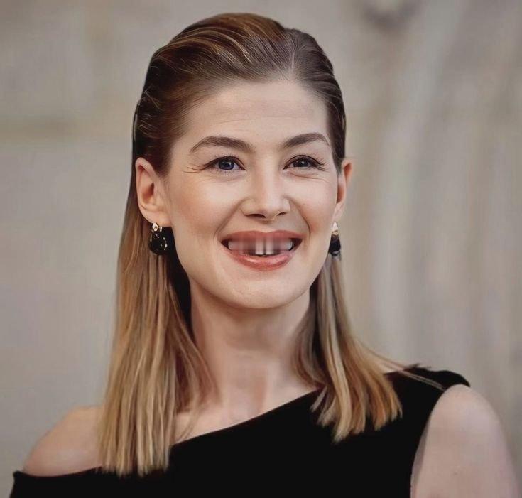 漫威方面有意邀约裴淳华（Rosamund Pike）出演《恶灵骑士》的...