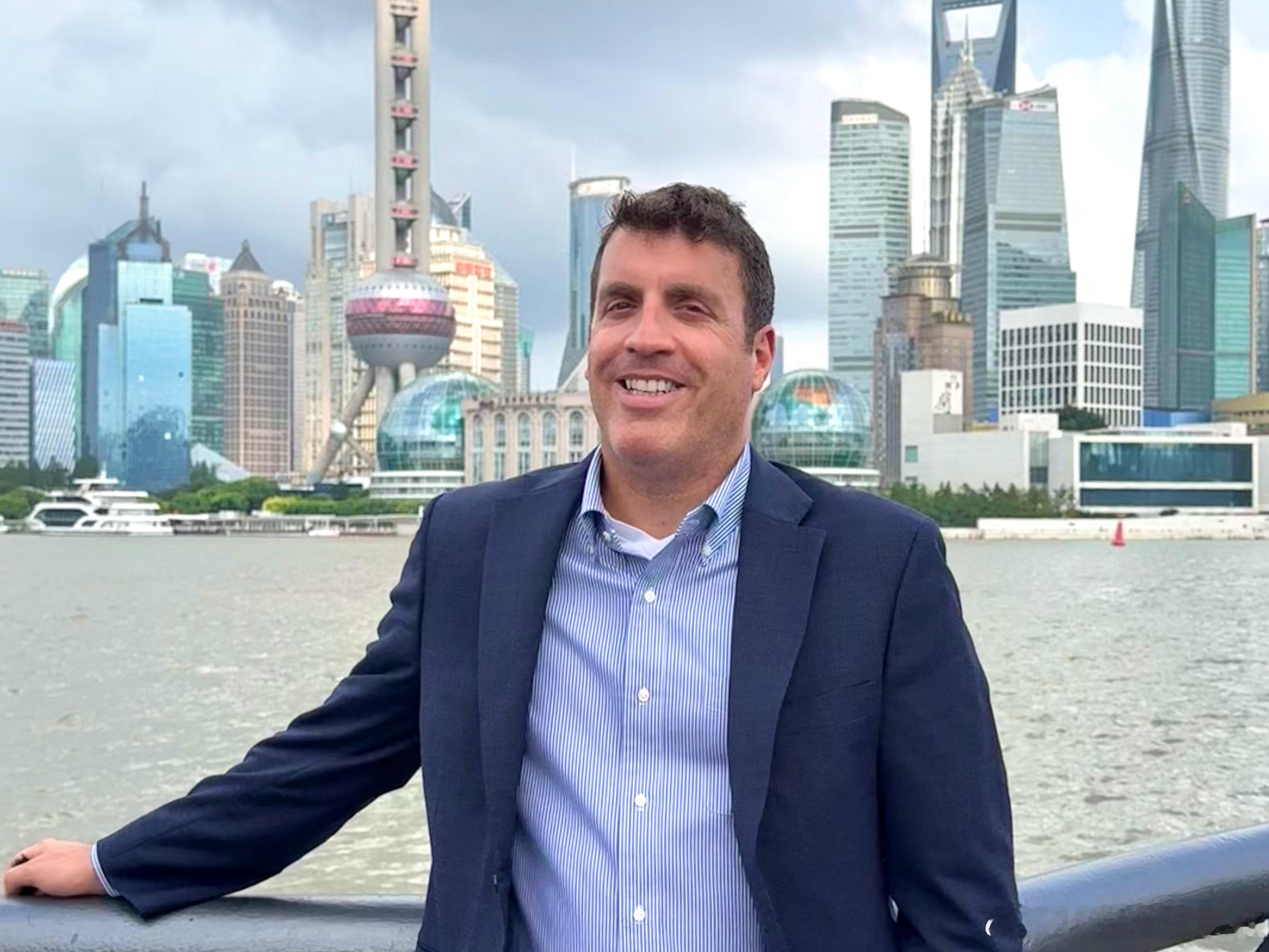 【China Christian Daily专访 | 以色列驻沪总领事马坦·扎米尔：我的故乡耶路撒冷，盼望中以搭建更多桥梁】

“我的家族已在耶路撒冷生活了九代。对我来说，耶路撒冷就是整个世界。”

“以色列人重视家庭和教育，我觉得中国也是如此。”

“如果你把来自不同背景、宗教和族群的人聚集在一起，国家就会 ​