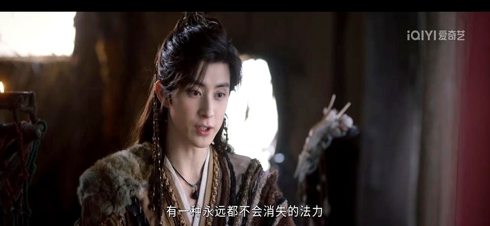 演个腹黑男，硬生生演成了多动症。敖瑞鹏新剧一播，观众看沉默了。

《师兄太稳健》里，原本步步为营的谨慎人设，一到他脸上全变了。眉头拧成一团，眼珠子上下乱转，嘴角动不动就往上咧。

不少人直接幻视张一山那版鹿鼎记。把挤眉弄眼当灵动，把五官乱飞当爆发力，深藏不露的层次感全没影了，只剩下满屏的尴尬。

想