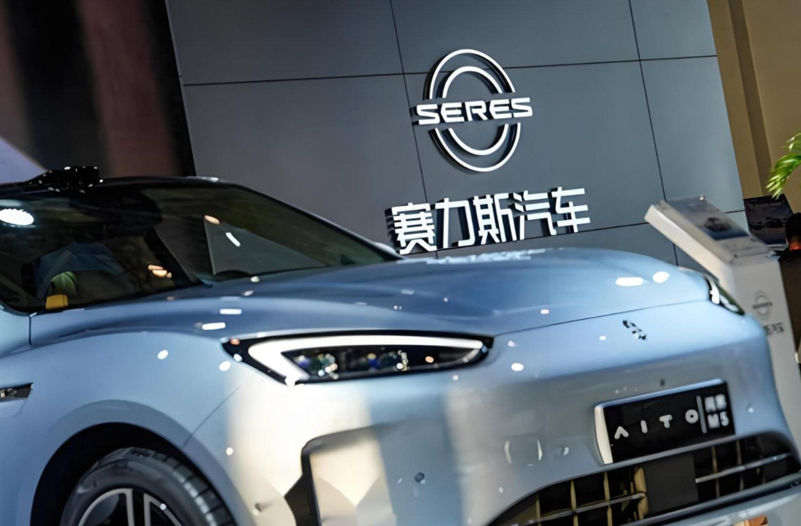 【#赛力斯高管回应合作模式调整##赛力斯高管回应问界拓展新车型#】9月15日，鸿蒙智行与问界汽车同日发布说明，宣布问界在鸿蒙智行合作框架下探索新合作模式，问界品牌将“专属升级、专营管理”。
消息发布后，赛力斯与华为接下来如何分工、华为对问界的赋能是否会发生变化、现有用户权益是否受到影响， ​
