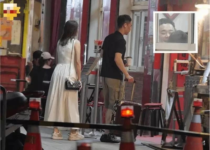 selina前夫张承中最近被拍到和一位女生结伴看舞台剧，俩人全程挨得很近，散场后还一起步行去停车场，状态特别放松，消息一出直接引发新恋情的猜测。

他这边很快就回应了，说当天同行的一共四个人，都是单身的好友，大家只是凑到一起看个喜欢的演出，完全不是网传的单独约会。

其实他和Selina离婚之后，各