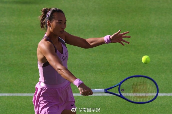 】北京时间6月9日，WTA500伦敦站首轮，中国球员郑钦文4比6、6比...