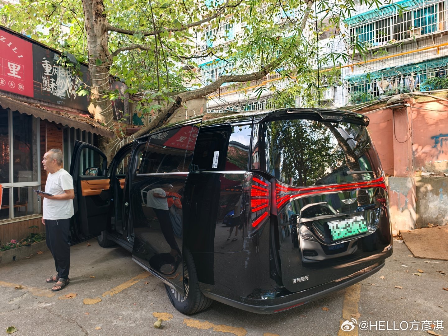 棠:哪辆是我们的车呀?
👨🏻:公主请上车！
棠:真的是这辆吗？
👨🏻:公主满意吗？
棠:ok，出发day2
哈哈哈，没租到预期的理想L8，歪打正着更优惠的吉利V900，我自己也很满意
#吉利银河v900# #贵州旅游# #贵州旅游[超话]# ​