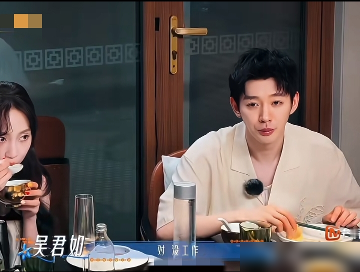 吴君如问邓为没戏拍时睡多久，他回九个小时打底。这话搁在横店，能把一票人听红眼。
杨幂说过在组里日均睡三四个小时，侯明昊也提过连轴转十七八个小时是家常便饭。通告单就是命，导演不喊收工，谁也别想合眼。赶上进度吃紧，连拍二十多个小时，站着都能睡着。
微短剧更狠，七天拍一百集，演员困到台词都说瓢了。可邓
