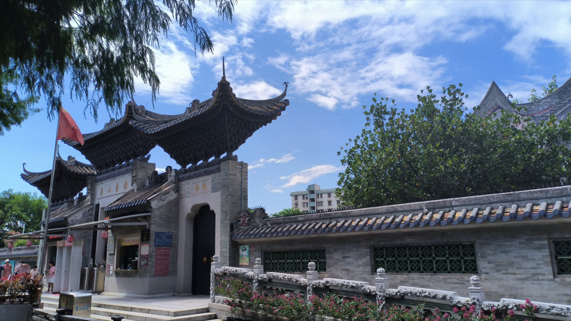 餘蔭山房，取「餘蔭後世」之意。飛檐疊翠，磚雕精巧，藍天白雲映襯青磚古宅...