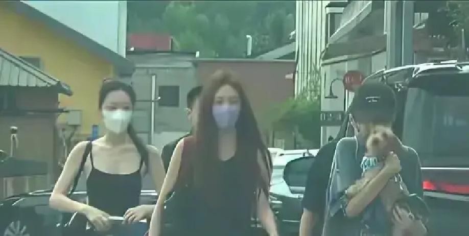 娱乐圈里的重组家庭往往像一出写好的狗血剧，不是老死不相往来就是互相看不顺眼

窦唯的两个闺女窦靖童和窦佳嫄却是个例外，隔三差五就被拍到一块儿胡吃海塞，黏糊得像从小长大的双胞胎

但这里头有个能颠覆很多人认知的信息差，这对长得宛如复制粘贴的亲姐妹，其实直到十几岁才第一次打照面

当年王菲、窦唯还有高原