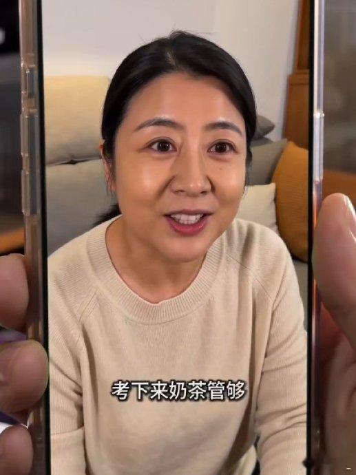 北京大一男生因为母亲把生活费从4000元断崖式降到2000元、还要求考证才能恢复，跟家里闹起了争执。这本质上是一次家庭内部的资产配置压力测试。

母亲赵女士通过制造生存危机感，试图倒逼儿子走出舒适区去考取技能证书。这种“对赌协议”式的制度设计，在管理学上叫激励相容，但在亲子关系里却容易演变 ​