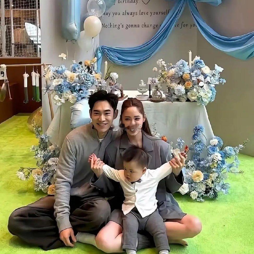 欧阳妮妮儿子周岁宴全家齐聚，有欧阳娜娜教小外甥以后肯定也是音乐天才[doge] ​