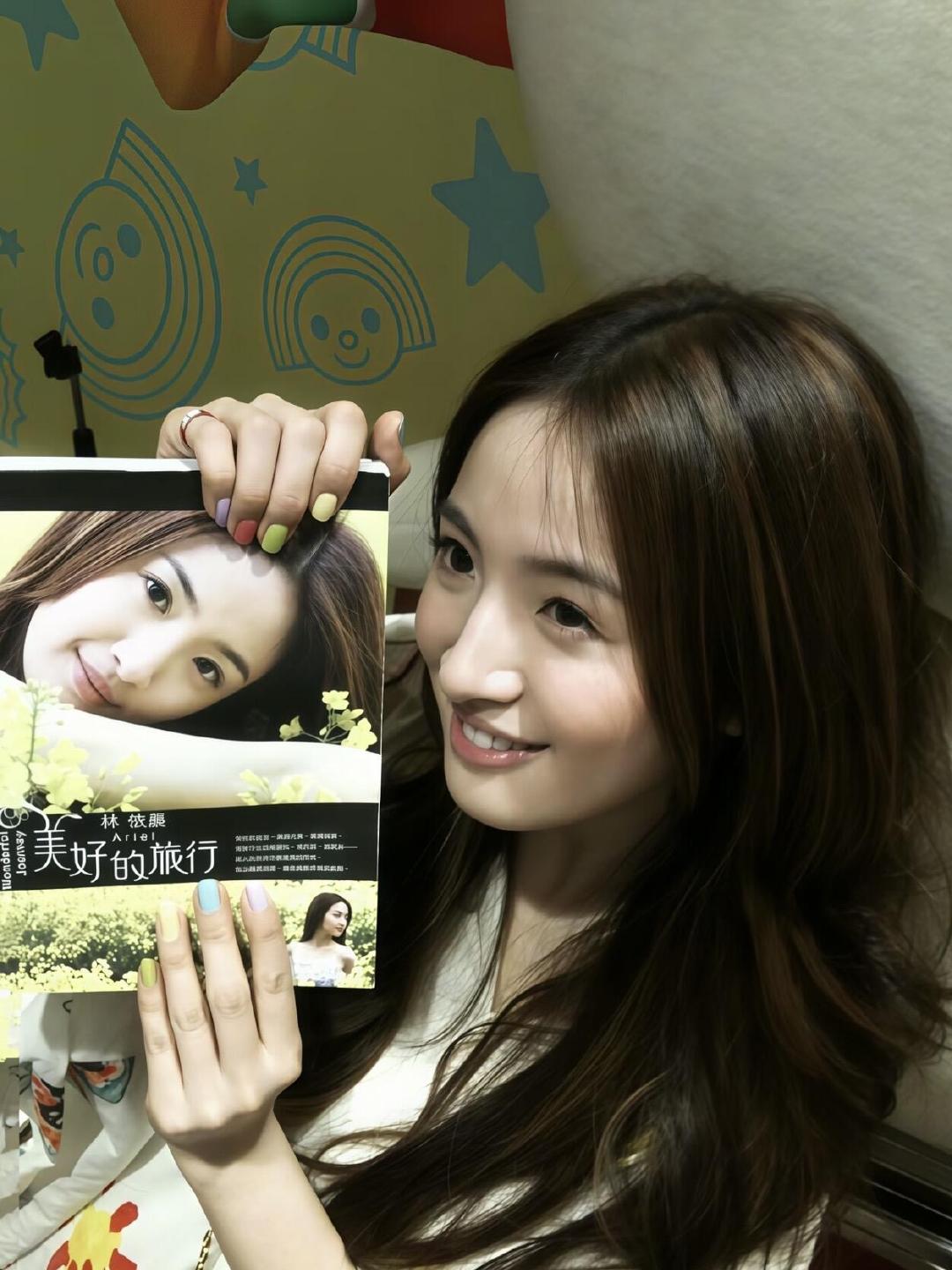 #林依晨参加花少8只带一丢丢化妆品#林依晨好真实啊！参加花哨8更看重旅途的舒适自在，这份松弛通透感真的很难得。#花儿与少年# ​