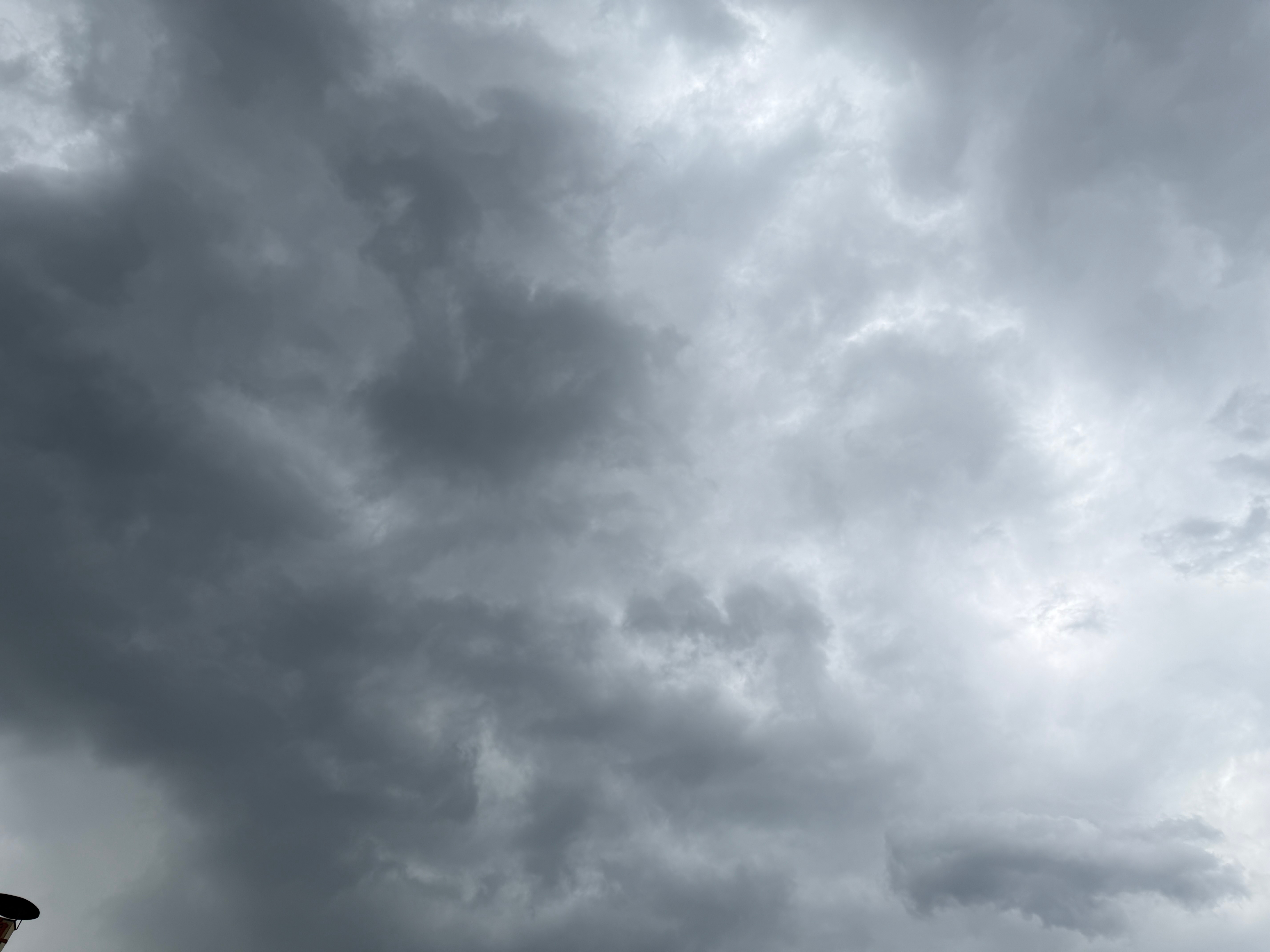 今天一直都是一会儿出太阳一会儿下雨，要么是出着太阳下着雨🌧️ ​​​