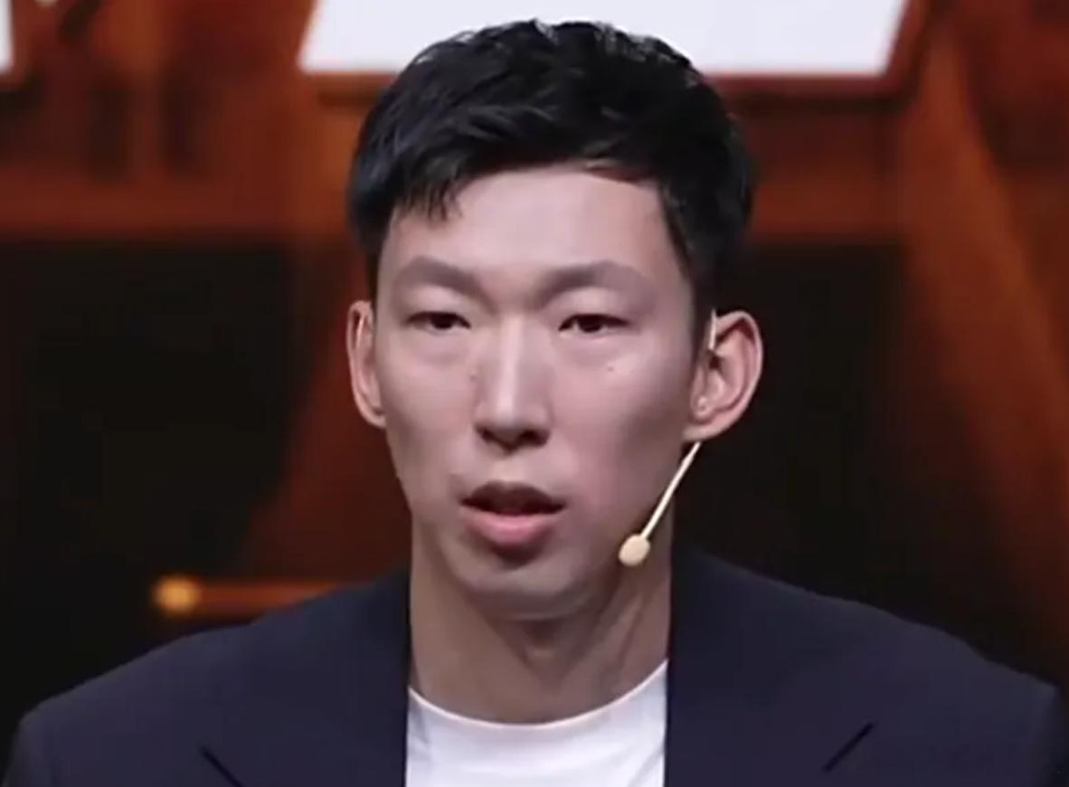 周琦：比赛时对手会破坏战术衔接，所以显得中国男篮没战术

 男篮世预赛，中国男篮89-87战胜黎巴嫩，第二阶段豪取两连胜。

赛后，周琦作为解说嘉宾，提到了中国男篮在比赛中的战术问题，表示比赛时对手会破坏战术衔接，所以显得中国男篮没战术。

周琦表示：“我们一直是有这些战术，只是说我们在比赛 ​