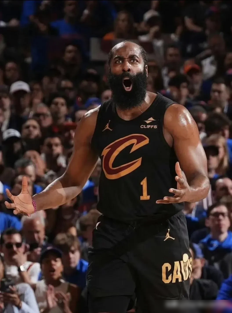 吵翻了，说哈登保罗威少不算超巨，评论区直接炸锅。
有人甩出ESPN最新榜单，约基奇连续第三年压着所有人排第一，历史地位干到21世纪第7。字母哥也不虚，前十守门，冠军MVP全攥手里。这才是顶薪加单核夺冠的硬通货。
反观那几位，数据确实华丽，球风也吸粉，可一到要命的节点，就是差那么一口气。顶薪能拿，