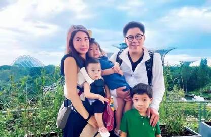 郭晶晶一家五口现身香港街头！霍启刚瘦到不敢认，9岁女儿意外