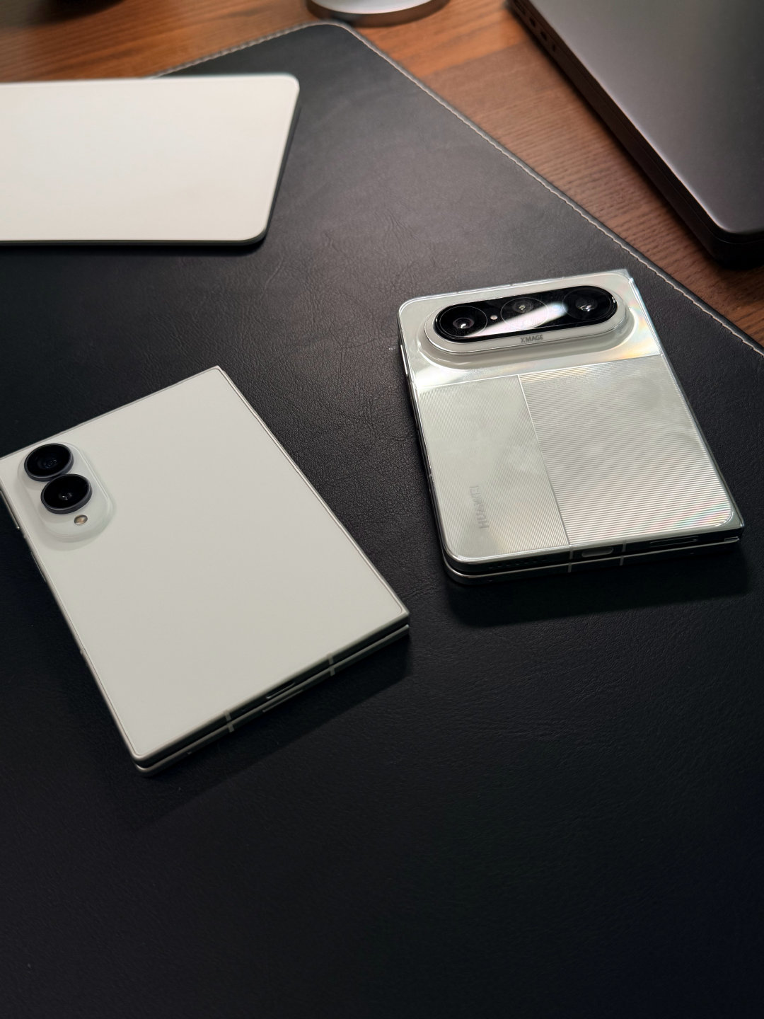 iPhone Duo的尺寸重量几乎是没法当主力机拿在手里用的。
不要以为它重量好像只比iPhone18ProMax重了5克，手感可能压力不大。
事实上叠加84毫米宽度和11毫米厚度后，iPhone Duo的手感是指数级崩塌的。
这是我在用过华为三星阔折叠后得出的严谨结论。
所以预售时大家不要去抢。

我怕我抢不到。 ​