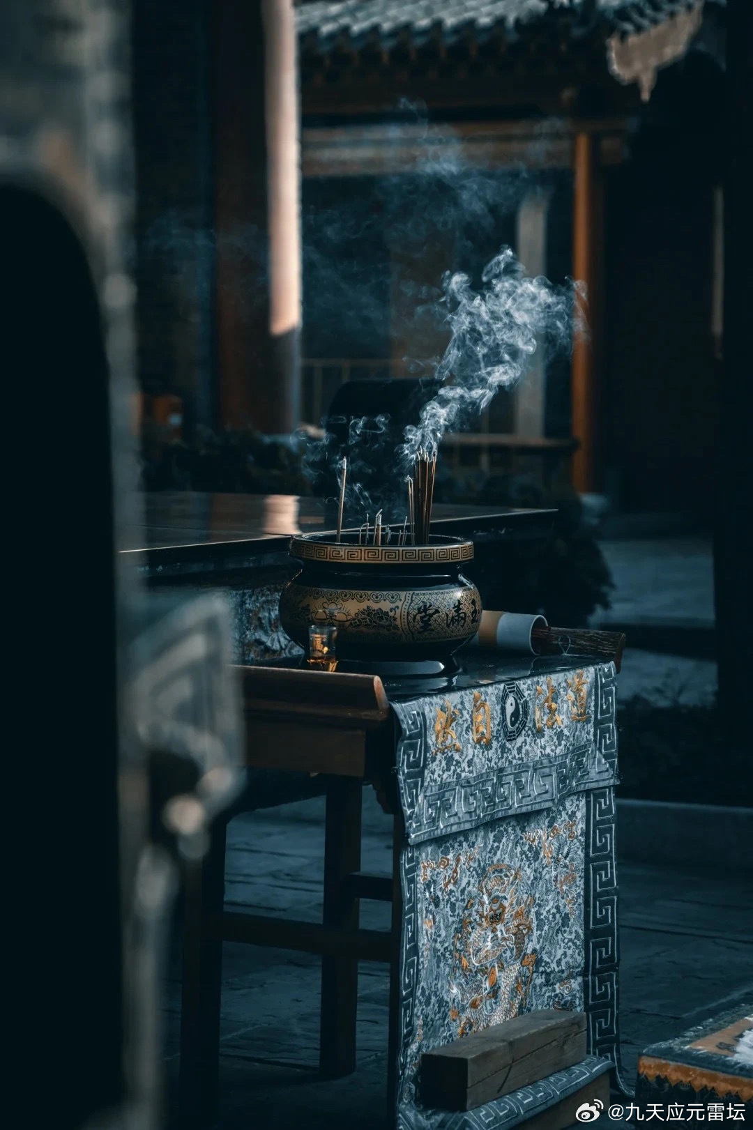 道教咒语 | 净心业神咒！大道降真气，吐纳炼五神。愿使摄诸魔，心业常清净。断除万种障，驱荡一切殃。降伏诸有情，动念归正道。急急如律令。净心业咒，属于诵经入坛之前净化心念的咒语。祈召大道真气，调养五脏之神，收摄心魔杂念；扫除障碍灾殃，令一切心念回归正道，清净本心，安定心神，防止杂念邪思干扰行法诵经。