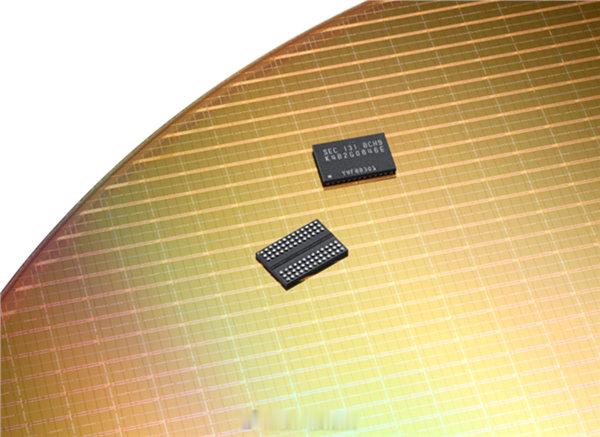 【内存降价不可能！硅晶圆缺口明年扩大到15%：HBM晶圆消耗是DDR5三倍】受AI算力竞赛拉动，全球硅晶圆需求持续走高，HBM是消耗晶圆最多的品类。机构预估2028年硅晶圆供需缺口明年将扩至15%，供给增速远追不上需求，业内预警2027下半年到2028上半年可能出现新一轮缺货抢货潮。 ​