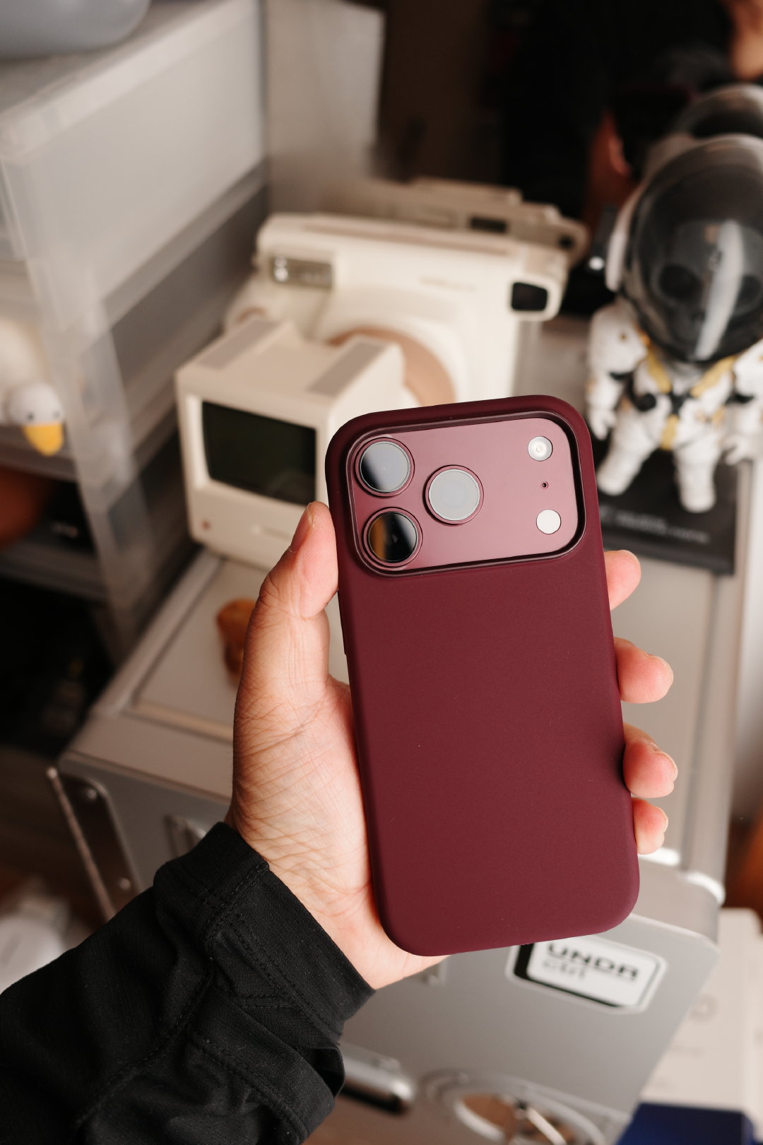 这个史上最丑配色的iPhone18 Pro，我试了无数的壳子都比较突兀，最顺眼的还得配跟它一样颜色的壳子。这个硅胶壳品质不赖，现在应该还有不少人依旧喜欢硅胶壳吧。 ​