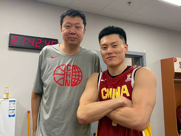 李弘权与大郅合照，按大致的个性，肯定是李弘权主动要求合影的，王可是中国篮球一面旗帜，巨星啊，可见李弘权的智商情商高啊，给了大侄面子，也给了自己面子，相反庞峥麟上场球一秒钟都没上，赛后很落寞，我觉得功成不必在我，中国队赢了就好啊！