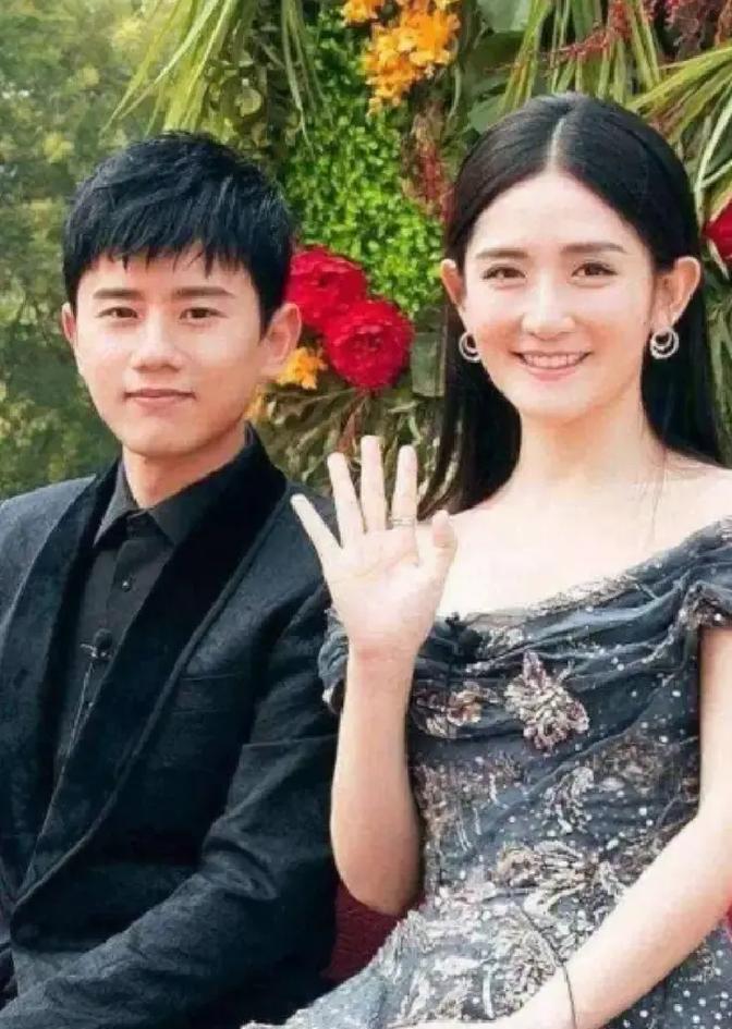 2011年，张杰跟谢娜准备结婚，张杰跟谢娜提出要拿8000万，在上海汤臣一品买一套550平的大房子。谢娜知道后却拦住了他：“你别管，房子的事情交给我。”不曾想，没多久，两人就住进了汤臣一品，却是以租房的形式。
 
那天张杰把银行卡推到谢娜面前时，手指在桌沿停了一下。谢娜没接，转身从包里拿出几张打印纸