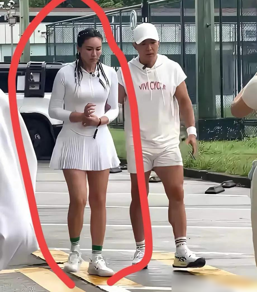 看了刘畊宏和他老婆的照片我默默看了看收藏夹里的跳操视频，53岁了，身材确实没的说，体脂率，肌肉含量都很不错，但是一对比就发现，她老婆的身材怎么感觉越跳越壮实呢，我还是把视频删了？

可千万别啊，我之前踩过一模一样的坑，那时候跟着跳了仨月，称体重重了两斤，再看vivi姐的身材也觉得变壮，直接把视频全删