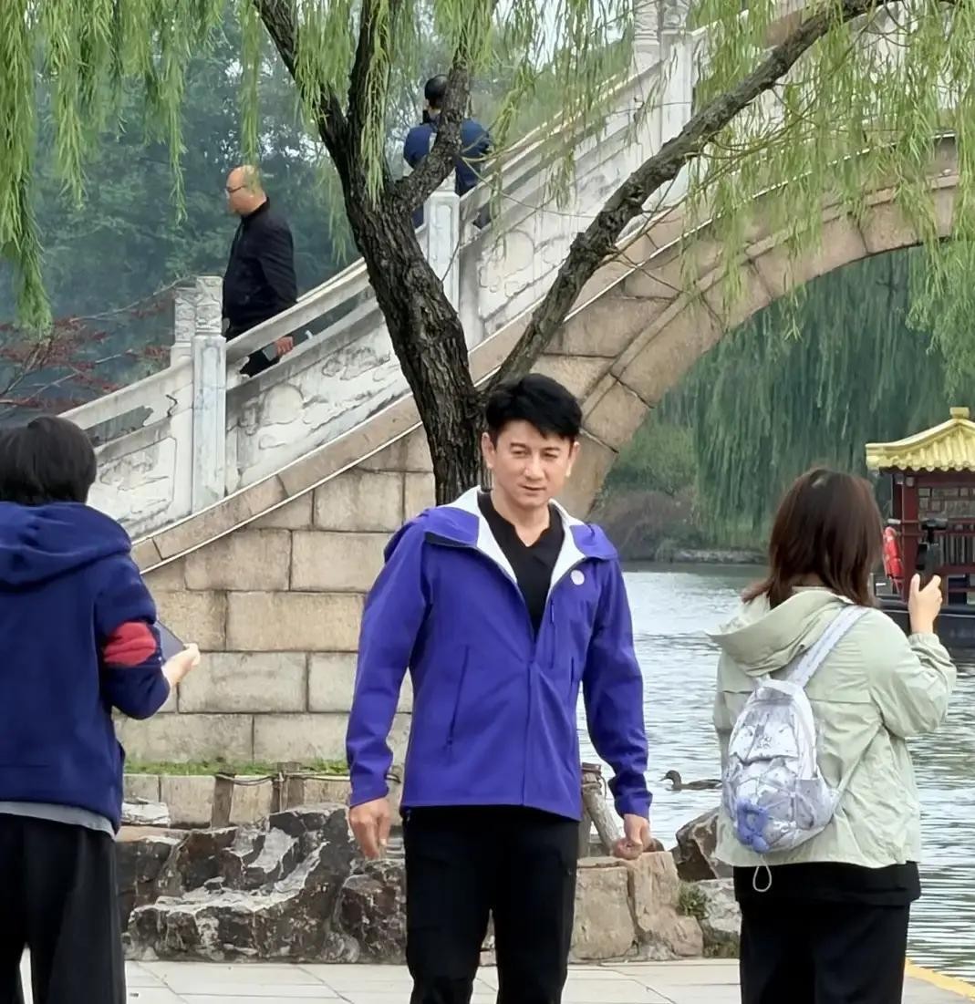 吴奇隆55岁在瘦西湖录节目被路人拍到素颜生图，状态到底怎么样，网上两拨人吵得挺热闹。十月下旬他跟着央视《三餐四季》在扬州拍摄，现场游客拿手机直接拍，没滤镜没打光，画面里他穿着休闲装站在熙春台边上，还学着说了两句扬州话，跟游客挥手互动，没什么明星架子。可要是翻翻半年前他在淮南录另一档节目的生图，同一拨