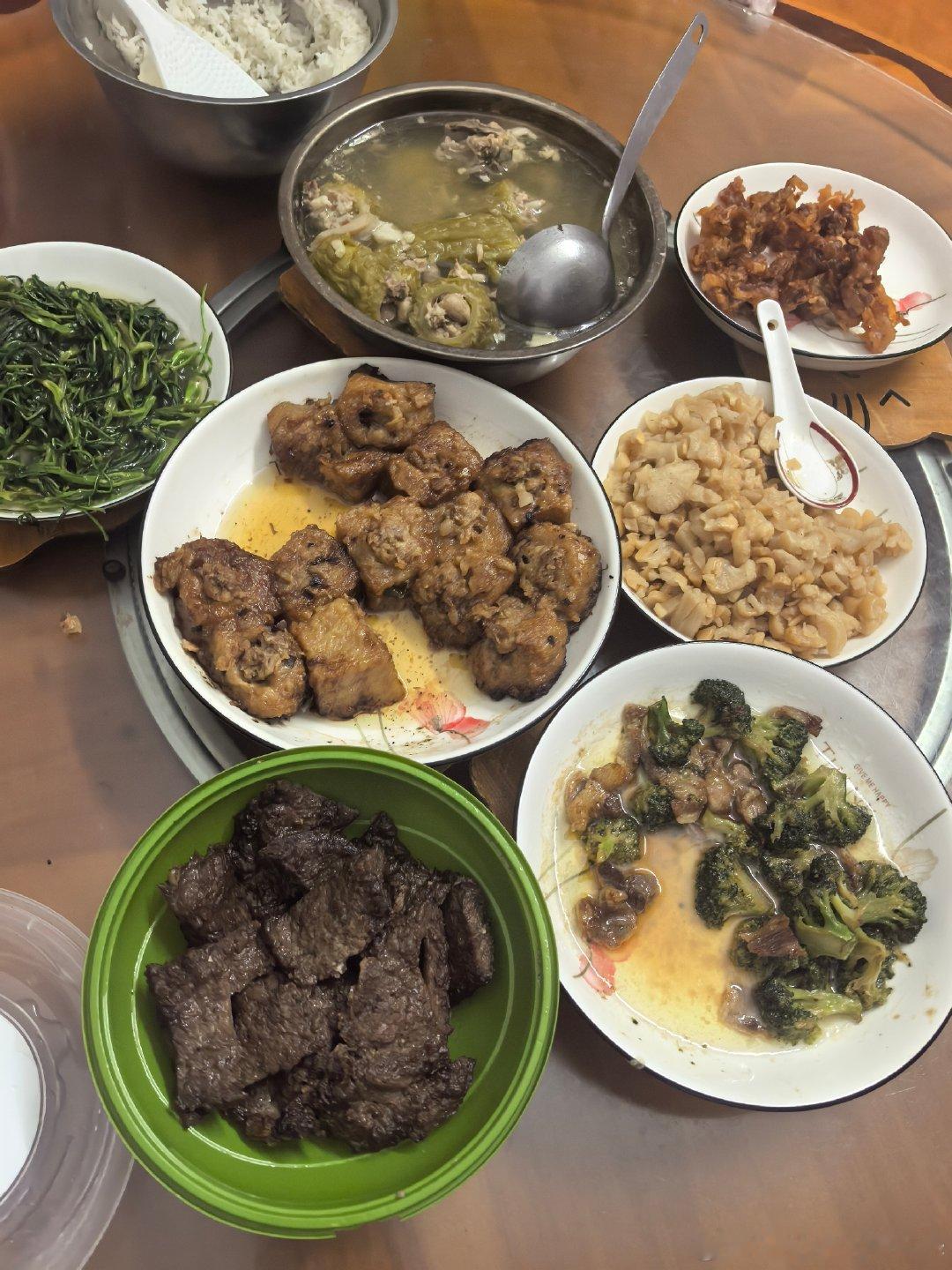 #刘畊宏女孩# DAY428，时隔一个多月重启跳操，因为国庆要去拍海马体生日照[努力]边改卷边看#早春晴朗# [开学季] ​