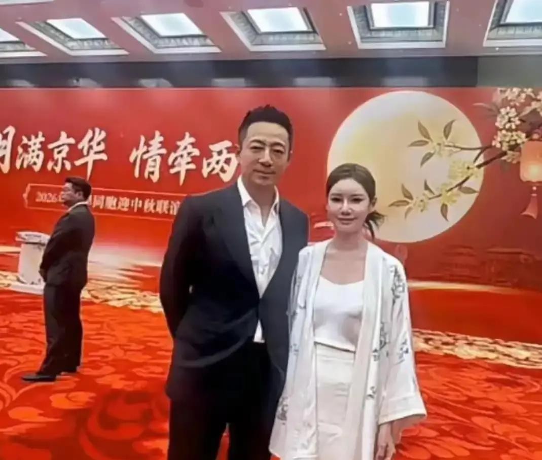 汪小菲这回在北京雁栖湖的高规格两岸中秋联谊会上，本来想打个漂亮的翻身仗，结果风头全被太太马筱梅的一件衣服给带跑偏了

这可不是什么普通的网红大聚会，底下坐着的都是西装革履的各界人士

汪小菲自己穿得倒是笔挺，在镜头前聊起北京的历史文化那叫一个滔滔不绝，看着确实有那么点青年企业家的稳重劲儿了

可你再