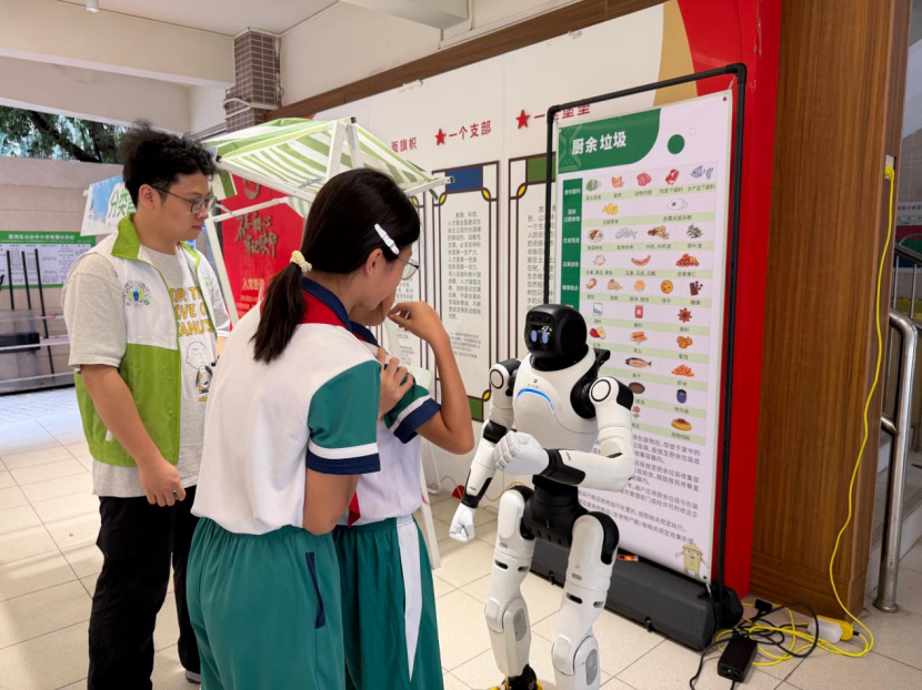 【机器人也来上“开学第一课”啦！同学们和它现场过招[打工人]】#广州城管新鲜事# 9月1日，荔湾城管在蒋光鼐纪念小学开展垃圾分类“开学第一课”主题活动。课堂讲解、AI机器人答题、垃圾识别、分类足球和旧物交换轮番登场，同学们在听一听、问一问、玩一玩中学习资源循环知识，让绿色低碳理念融入新学 ​