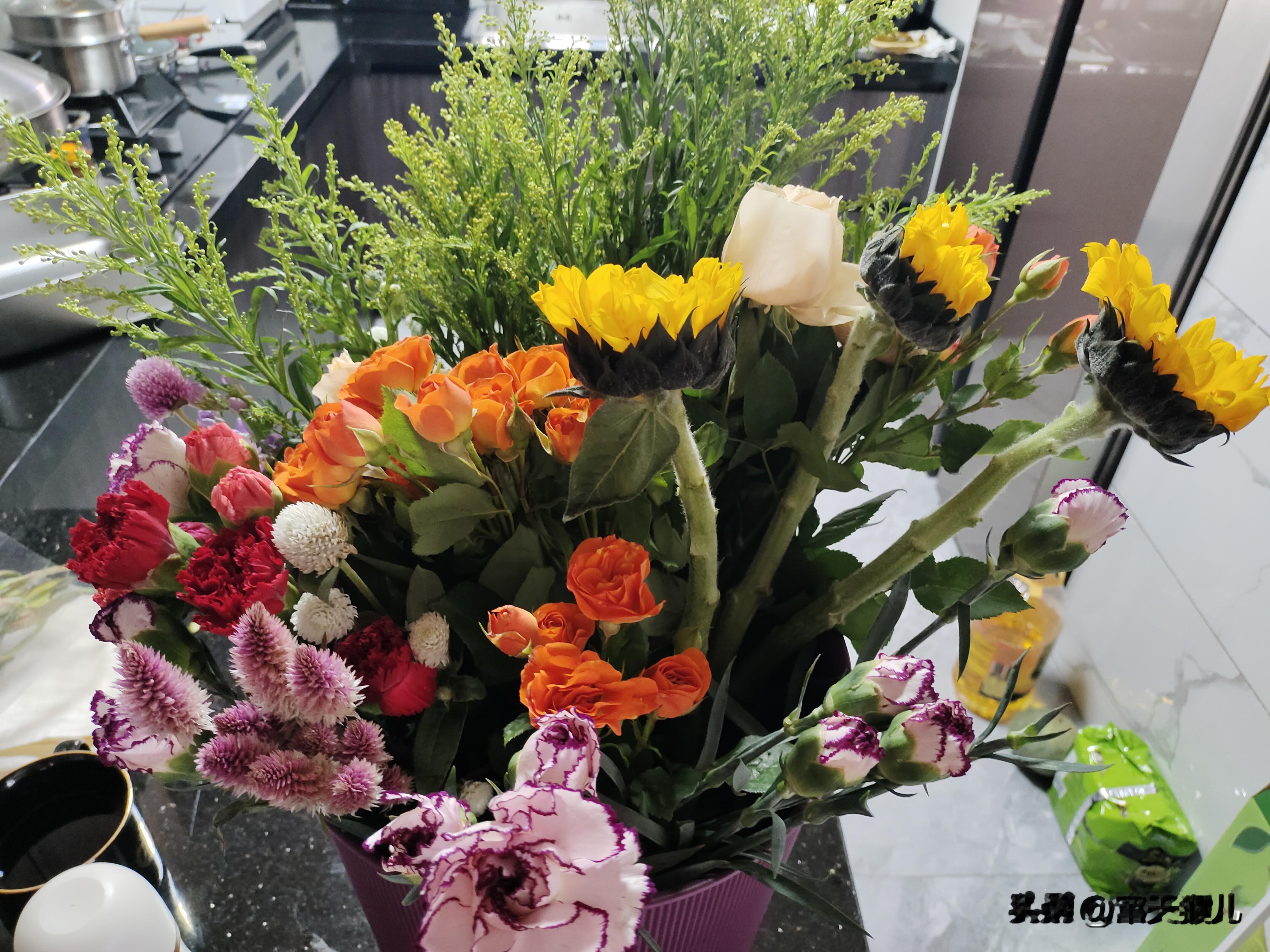 人间清醒 并非刀枪不入 是在看透人性 和世事无常 还能守住分寸 不高估...