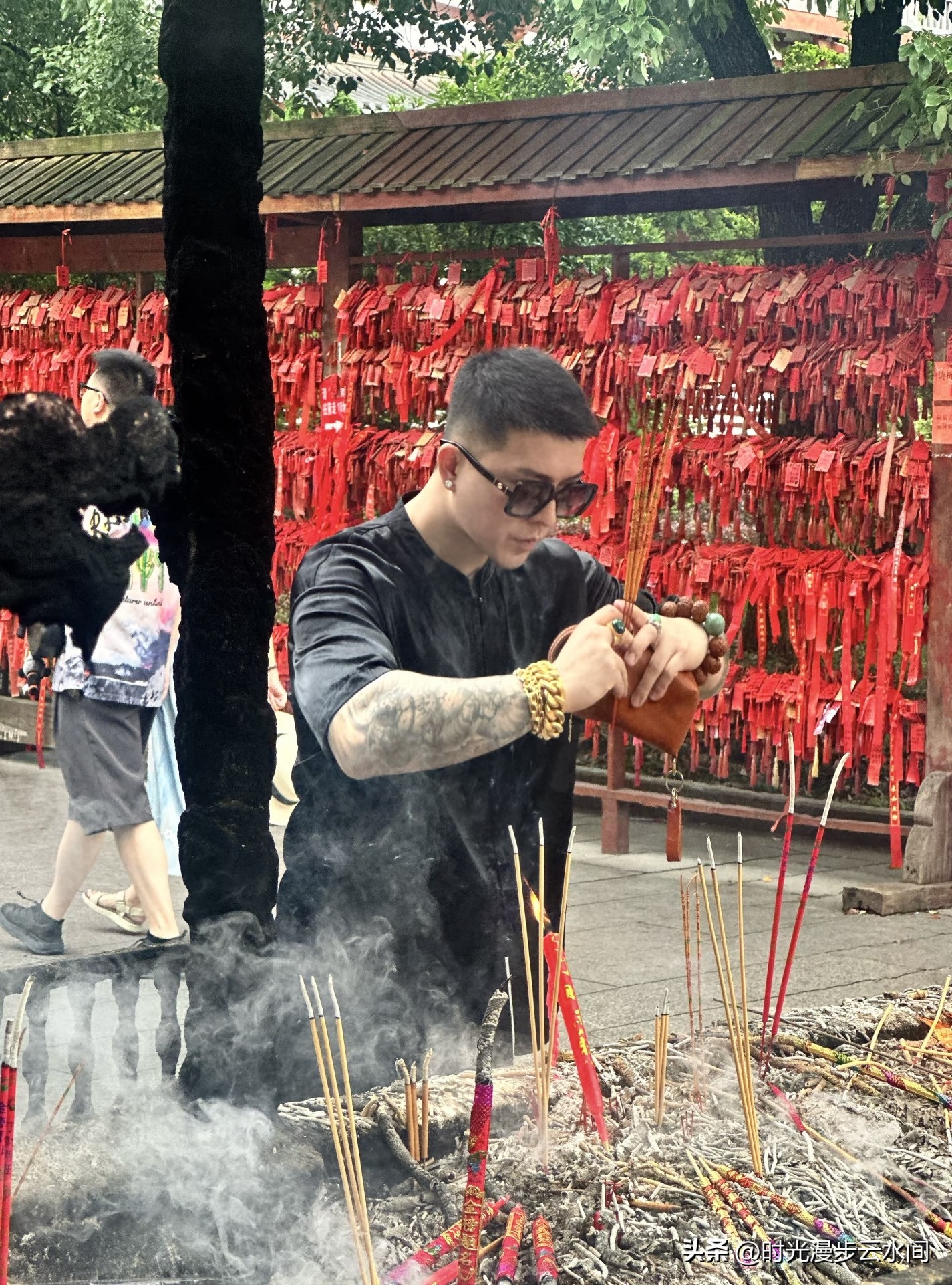 安徽蚌埠，一名男子到寺庙拜佛。可拜着拜着，男子趁四下无人，竟从口袋掏出一个自制“神器”，开始偷起了功德箱里的钱财。可他万万没想到，他的一举一动都被头顶的监控拍得清清楚楚。监控室的工作人员发现后，当场将他抓获。随后男子在派出所审讯室，更是为大家演示了这件自制“偷盗神器”的用法。

说起来这事真让人哭笑